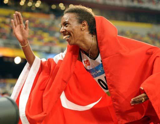2008 PEKIN YAZ OLIMPIYATLARI'NDA 10 BIN METREDE KOSAN ELVAN ABEYLEGESSE, IKINCI GELEREK GUMUS MADALYA KAZANMISTI. (ANADOLU AJANSI - MUSTAFA YALCIN)
