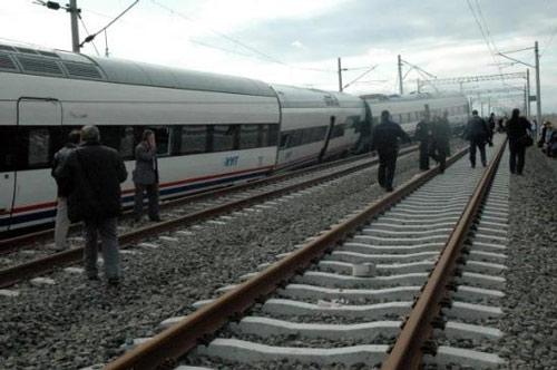 Yüksek Hızlı Tren'in bazı vagonları, Eskişehir yakınlarında raydan çıktı. İlk incelemelerde, kazada ölen ya da yaralanan olmadığı belirtiliyor. Raydan çıkmanın kent yakınlarında makas değiştirirken meydana geldiği belirtiliyor.