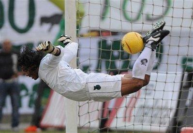 Kolombiyalı efsanevi kaleci Rene Higuita (43) dün ülkesinde yapılan jübile maçıyla futbolu bıraktı. Higuita, jübile maçında da meşhur ''akrep vuruşu'' olarak nitelendiren kurtarışını yaptı ve frikikten bir gol attı.