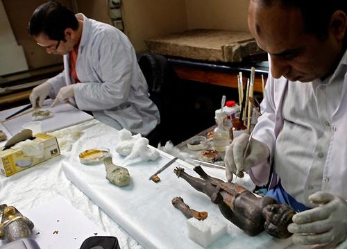 Paha biçilemez Firavun hazinelerinin bulunduğu müzenin isyanlardan pek zarar görmediğini müze müdürü Zahi Hawass açıkladı. Hafif zarar gören bazı eserler için de restorasyon çalışması başladı. Müzede nöbet tutan askerler ise çarpıcı karelerin ortaya çıkmasına neden oldu