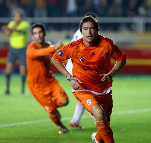 Daha önce Süper Kupa'da Kayserispor'a 1 ve Bellinzona'ya 1 gol atan, ligde de 3 golü bulunan Kewell, Olympiakos'a attığı önemli golle, gol sayısını 6'ya çıkardı.