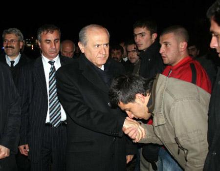 Elazığ'a giderken uğradığı Sivas'ın Gürün ilçesine sevgi gösterileriyle karşılan MHP lideri Bahçeli, bu sırada sevgi gösterilerinde ve sloganda aşırıya giden bir partili genci önce uyardı sonra kovdu.