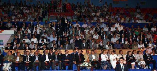 AK Parti'nin, insan odaklı siyaset yaptığını, 'Yegane karar merci TBMM'dir' anlayışı içinde hareket ettiğini belirten Erdoğan, "10 yıl öncesinin Türkiye'si yok" dedi