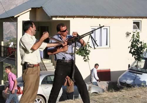Savaş gibi düğün töreni