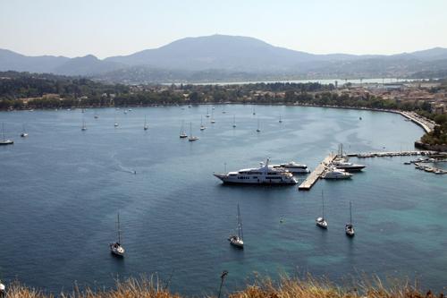 <b>Corfu arka liman:</b> Corfu Adası’nın arka limanına bakış. Limanda dünya jet sosyetesinin yatları bağlı.