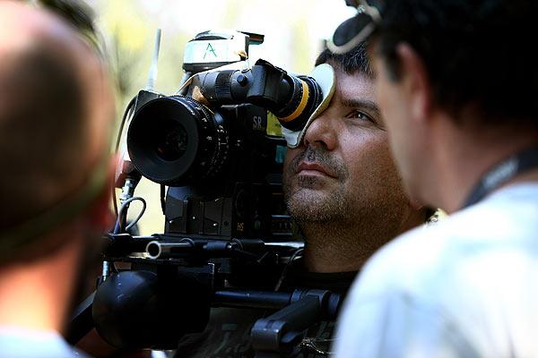 Türkiye'nin gelmiş geçmiş en komik ve en üretken sanatçısı olma yolunda dev adımlarla ilerleyen Cem Yılmaz'ın Yahşi Batı filminden ilk 34 kare yayınlandı.