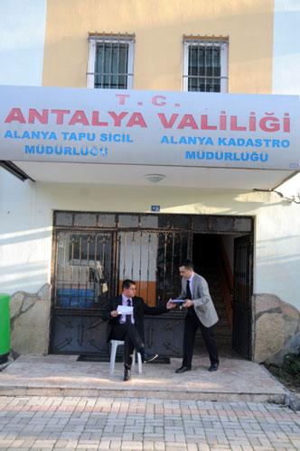 ''Memurlarımızın çalışmalarını belirli aralıklarla kontrol ediyorum. Kontrollerde memurlarımızın mesai saatine uyup uymadığı da var. Ani denetlemelerle saat 08.00'da başlayan mesai öncesi kurum binasının girişinde oturuyoruz ve geç gelenleri kontrol ediyoruz. Memurlarımızı, işe geç gelmeyi alışkanlık haline getirmemeleri için uyarıyoruz. Personelin işe geç gelmeyi alışkanlık haline getirdiğini tespit edersek, hakkında soruşturma başlatıyoruz. Memuriyet hayatında, mesaiye başlangıç saati önemlidir. Çünkü mesai saati başlangıcına uymayan çalışanlar her işini savsaklıyordur. Denetimlerimizde işine geç gelen memurla fazla karşılaşmadık ama gecikenleri de uyardık.''