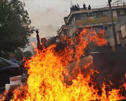 Geçtiğimiz hatfa protestolarda vurularak öldürülen Nidanın, sosyal ağ sitelerindeki fotoğrafları yayınlandı. İşte fırtınaar ortasında geçen bir insan yaşamının en yalın öyküsü: