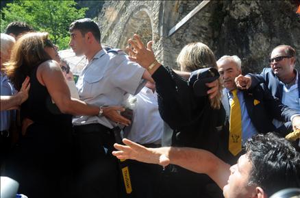 Sümela Manastırını ziyarete gelen aralarında Yunan vekilin de olduğu Yunan ve Rus turistler manastırda ayin yapmak istediler. Ayine yasal olmadığı gerekçesiyle Müzeler Müdürü tarafından izin verilmedi.