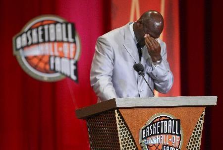 Basketbolun efsane ismi Michael Jordan Naismith Memorial Basketball Hall of Famee kabul töreninde oldukça duygusal anlar yaşadı.