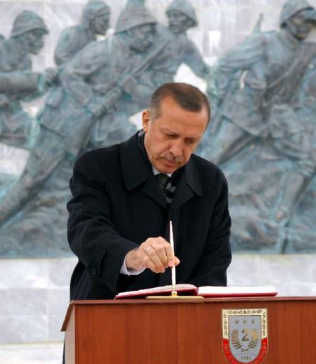 Başbakan Erdoğan ve İlker Başbuğ Şehitler Abidesi'ne ziyarette bulundu. Erdoğan yaptığı konuşmada kahramanlığa vurgu yaptı.