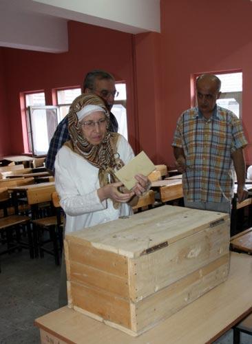 Vatandaşlar, seçmen bilgi kağıtları ve üzerinde TC vatandaşlık numarası bulunan geçerli kimlik belgeleriyle oyunu verecek.