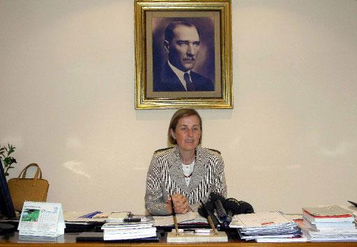 MÜSİAD Başkanı ve yönetim kurulu üyeleri, Bakan Kavaf'ı ziyaret etti. Kavaf, 'kadın sünneti' iddialarını eleştirdi. Ziyarete eşlik eden Bakan Cemil Çiçek'in tuttuğu takım da belli oldu.