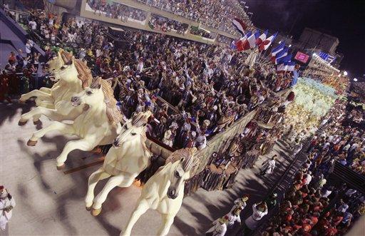 Karnavallar ülkesi Brezilya'nın en meşhur ve dünya çapında ünlü karnavalı Rio'da birbirinden renkli görüntüler ve büyük coşku yaşanıyor.