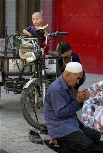 Kanlı olaylara ve katliamlara sahne olan Doğu Türkistan'da hayat devam ediyor. Acıyan yürekleri ve yaşlı gözleri ile yaşama tutunmaya çalışan Uygurlar işte böyle yaşıyorlar.