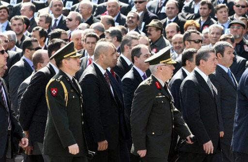 Helikopter kazası sonucu hayatını kaybeden BPP lideri Muhsin Yazıcıoğlu'nu milyonlar uğurladı. Devletin tam kadro olduğu törende izdiham vardı.
