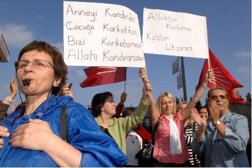 Vakit, "Zina serbest olsun diyen ahlaksızlar! Vakit'e nasıl ahlak dersi verebilir? Teşhircilere, tecavüzcülere, çocuk tacizcilerine, uyduruk değil İslam'ın öngördüğü cezalar verilsin. Var mısınız?" diye sordu...