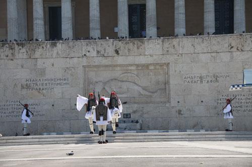 Parlemonto binasının önündeki Meçhul Asker Anıtının yanında ünlü komutan Periklesin  Demokrasi ve vatan için ölenlerin mezarı bütün dünyadır yazıyor. Bu anıt önünde 100 yıldan beri nöbet tutuluyor.