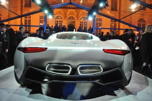 Elektrikli motorları benzinle desteklenip şarj edildiğinde aracın maksimum hızı saatte 200 kilometrenin üzerine çıkıyor.