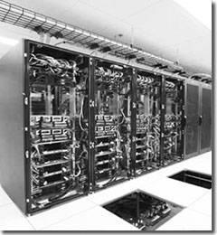 BEKLEMELİ TELEFON GÖRÜŞMELERİ: 70lerde ve Özal iktidarına kadar olan 80li yılların başlarında telefon santralleri çok kısıtlı ve oldukça ilkel şartlardaydı. Şimdiki gibi, herhangi iki şehir arasında ahizeyi kaldırıp alan kodu çevirmekle telefon görüşmesi yapmak hayaldi. Önce santral aranır, görüşülmek istenen şehirdeki telefon numarası görevliye kaydettirilir ve sonra beklenmeye başlanırdı. Bu beklemeler 1-2 saat ile 1 gün arasında değişirdi. Neden sonra santralden gelen uyarı telefonunun ardından hat bağlanır ve görüşme gerçekleştirilirdi. Normal, yıldırım ya da beklemeli arama türünü gösteren; 03, 04, 07 gibi numaralar vardı. Şehrin içinde dahi; otomatik santrali olmayan Sarıyer, Beykoz, Adalar, Kartal gibi uzak noktalarla görüşmek için önce iki haneli bölgesel santral numarası çevrilir, görüşülmek istenen numara verilir, ardından hemen hat bağlanırdı. Özal döneminden sonra telefon şebekeleri tam otomatik sisteme geçtiler ve bekleme olayı ortadan kalktı.