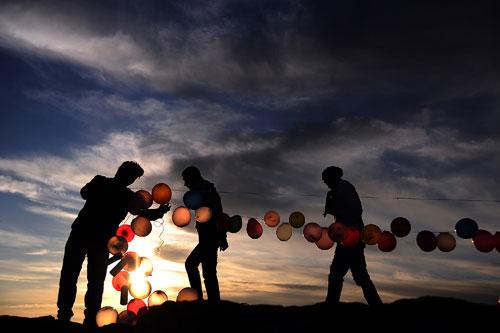 2010 YILI SON YILLARIN EN YÜKSEK SICAKLIKLARINA SAHNE OLDU. BİR ÇOCUK BELEDİYEYE AİT SU FİSKİYESİNDE YÜZÜNÜ YIKAYARAK SERİNLEMEYE ÇALIŞIRKEN İHA OBJEKTİFLERİNE İŞTE BÖYLE TAKILDI. FOTOĞRAF: ABDULLAH COŞKUN