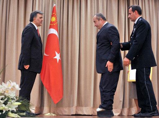 Cumhurbaşkanı Gül, 2007-2008 yıllarında TSK ve emniyet mensubu olarak görev yaparken şehit olanların yakınlarıyla malul ve gazi 61 kişiye Devlet Övünç Madalyası verdi.