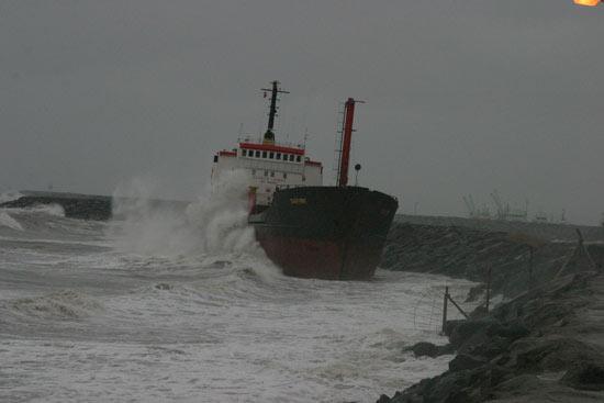 Şiddetli fırtına yüzünden Kardeniz'de oluşan dev dalgalar, Samsun'da bir kuru yük gemisini karaya sürükledi. 82 metre uzunluğundaki gemi kaya parçalarına vurarak durabildi.