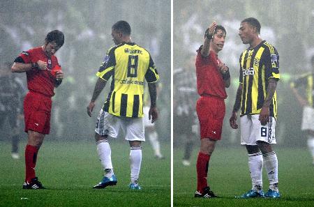 Beşiktaş-F.Bahçe derbisinin 75. dakikasında yardımcı hakem Bahattin Duran'a küfür eden Kazım oyundan atılırken, Duran'ın "Kazım küfür etti, at" sözlerini ekrana yansıdı. İşte o an yaşananlar ve Kazım'ı yakan küfür: