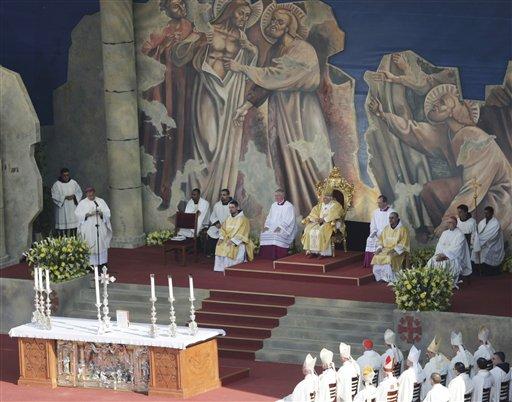 Katolik dünyasının ruhani lideri Papa 16. Benediktus'un Kudüs'ü ziyareti sürüyor. Tarihi gezinin ilk iki gününde neler oldu bir hatırlayalım ve ziyaretin atmosferini 125 fotoğrafla yansıtalım istedik.