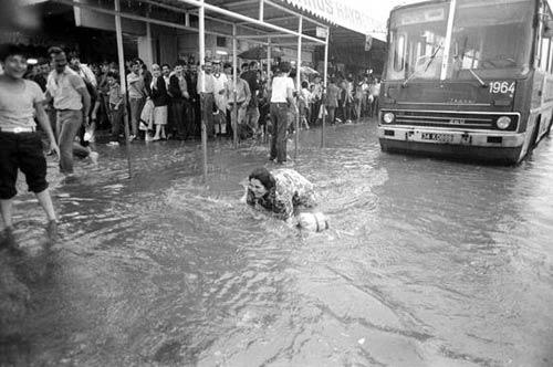 Fotoğrafta 1983 yılında aniden bastıran yağmurdan sonra yaşananlar yer alıyor...