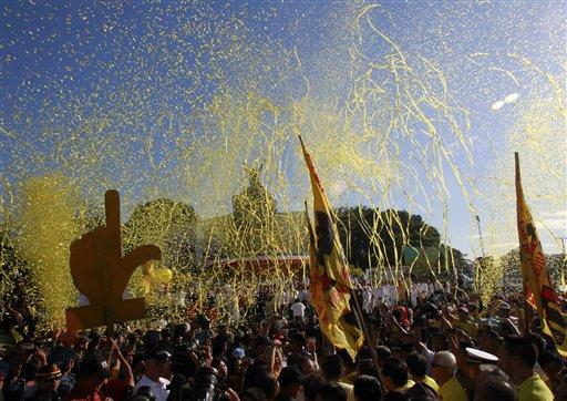 Filipinler Devrim Yıld&ouml;n&uuml;m&uuml;n&uuml; kutluyor. Halkın g&uuml;c&uuml;n&uuml;n devrimdeki etkisinden dolayı "G&uuml;&ccedil; Devrimi" olarak adlandırılan g&uuml;nde resmi kutlamalardan &ccedil;ok sivil kutlamaların renkliliği dikkat &ccedil;ekiyor...