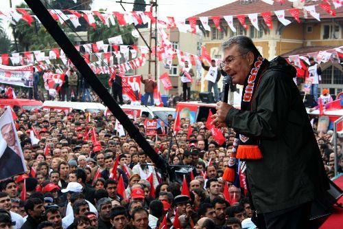 CHP Genel Başkanı Deniz Baykal, partisince Adana Uğur Mumcu Alanı'nda düzenlenecek açık hava toplantısında halka hitap etti.