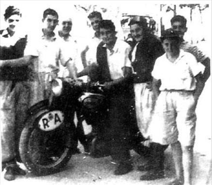 Eğitimine verdiği en önemli ara, arkadaşı Alberto Granado ile birlikte 1951 yılında çıktığı Latin Amerika turu oldu.