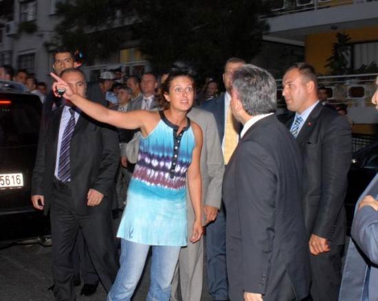 'Bu insanlar sizi neden alkışlıyor' diyerek İzmir'de Cumhurbaşkanı Abdullah Gül'e tepki gösteren işsiz kadın yine Gül'den iş sözü aldı.