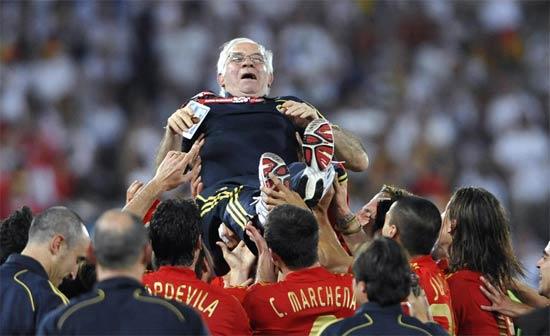 EURO 2008'de İspanya ile kupayı kaldırmayı başaran 69 yaşındaki tecrübeli teknik adam tarihte bu kupayı kaldıran en yaşlı teknik adam unvanına sahip oldu.
