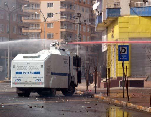 Terör örgütü elebaşının yakalanışının yıl dönümünü bahane eden bir grup, Diyarbakır, Batman, Hakkari, Mardin, Şırnak ve Mersin'de izinsiz gösteriler yaptı.