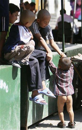 Kanlı olaylara ve katliamlara sahne olan Doğu Türkistan'da hayat devam ediyor. Acıyan yürekleri ve yaşlı gözleri ile yaşama tutunmaya çalışan Uygurlar işte böyle yaşıyorlar.