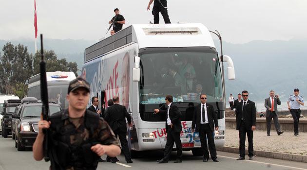 Hopa'da Başbakan'ın konvoyuna yapılan taşlı saldırıda ortaya çıkan fotoğraf Türkiye'nin gündemine oturdu. Fotoğrafta, konvoy taşlanırken jandarmanın olup biteni seyrettiği görülüyor.