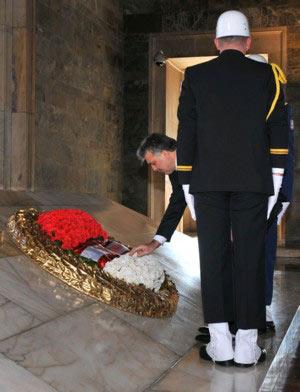 Mustafa Kemal Atatürk'ün ebediyete intikalinin 70. yılı yurtta, KKTC ile dış temsilciliklerde anıldı. Gül'ün başkanlığındaki devlet erkanı Atatürk'ün huzurundaydı...