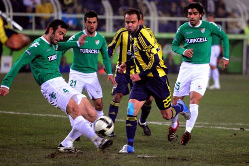 Fenerbahçe Bursaspor'u 1-0 yenerek avantaj kazandı