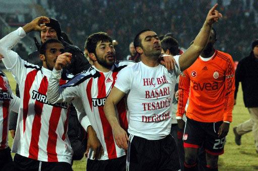 Sivasspor ile Galatasaray arasında oynanan Türkiye Kupası çeyrek final rövanş maçında tur atlayan takımı penaltı atışları belirledi.