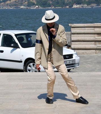 İzmir'de 15 yaşında başlayan Michael Jakson hayranlığı özentiye dönüşen Süleyman Uysal, bugün 29 yaşında olmasına karşın, Michael Jakson gibi şarkı söylüyor, dans ediyor.