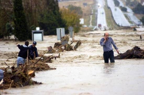 İstanbul Selimpaşa'da bir çok araç sel sularıyla birlikte denize döküldü. İki minik kardeş ise kayıp, helikopterler mahsur kalan vatandaşlar için havalandı.