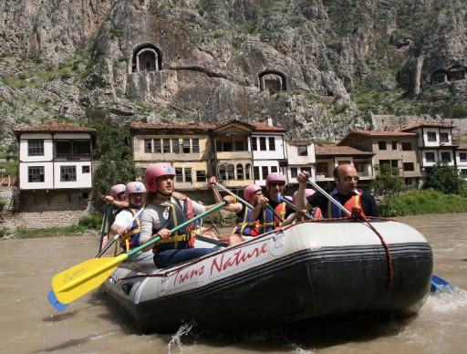 Çoruh nehrinin azgın sularında rafting yapan sporcular artık Yeşilırmak'ın sularında tarihi Kral Kaya Mezarları'nın önünde yarışacak...