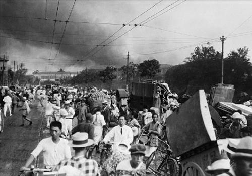 1923, Kanto, Japonya 

1 Eylül 1923te gerçekleşen ve Büyük Kanto Depremi olarak tarihe geçen felakette, yaklaşık 143 bin kişinin deprem sırasında ve sonrasında çıkan yangınlarda öldü. Richter ölçeğiyle 7.9 büyüklüğündeki deprem sonrası oluşan tsunami, 12 metre yüksekliğindeki binaları bile yerle bir etti. Felaketten en çok Tokyo-Yokohama bölgesi zarar gördü; deprem sonrasında çıkan ve günlerce süren yangınlarda, Tokyonun beşte ikisinin tamamen yok olduğu açıklandı