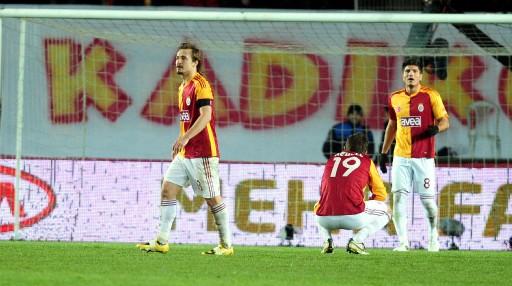 Hafta içinde UEFA'ya veda eden G.Saray, zirve yolunda tüm rakiplerinin puan kaybettiği haftayı mağlubiyletle kapattı.