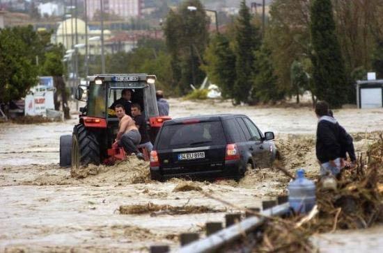 İstanbul Selimpaşa'da bir çok araç sel sularıyla birlikte denize döküldü. İki minik kardeş ise kayıp, helikopterler mahsur kalan vatandaşlar için havalandı.