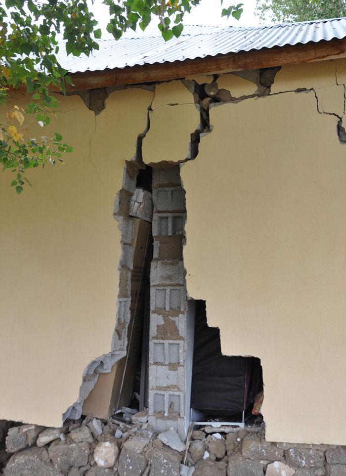 Van Gölü istikametinden Erciş ilçe merkezine uzanan fay hattı, Çelebibağ İnönü Mahallesi ve Kasım bağı Afetevleri Örendemir Mahallesi'nden geçiyor. Mahallenin içinden geçen fay yarığı evleri ikiye bölerken, birçok evin de yıkılmasına neden oldu.