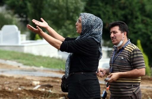 İstanbul'da etkili olan yoğun yağış sonucu Cebeci Mezarlığı'nda toprak kayması oldu. 100 mezar tahrip olurken, toplanan kemikler topluca gömüldü.