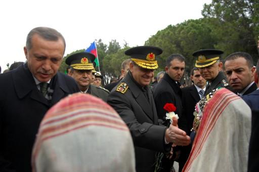 Başbakan Erdoğan ve İlker Başbuğ Şehitler Abidesi'ne ziyarette bulundu. Erdoğan yaptığı konuşmada kahramanlığa vurgu yaptı.